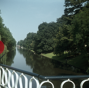 119360 Gezicht vanaf de Bartholomeïbrug op de Stadsbuitengracht te Utrecht, uit het zuidoosten.